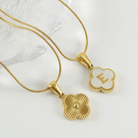 Four-leaf clover shell letter necklace