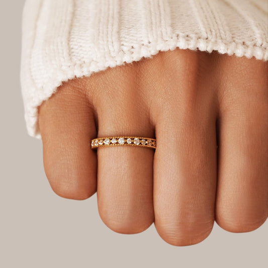 Elegant 18k Gold Crown with Sparkling Crystals