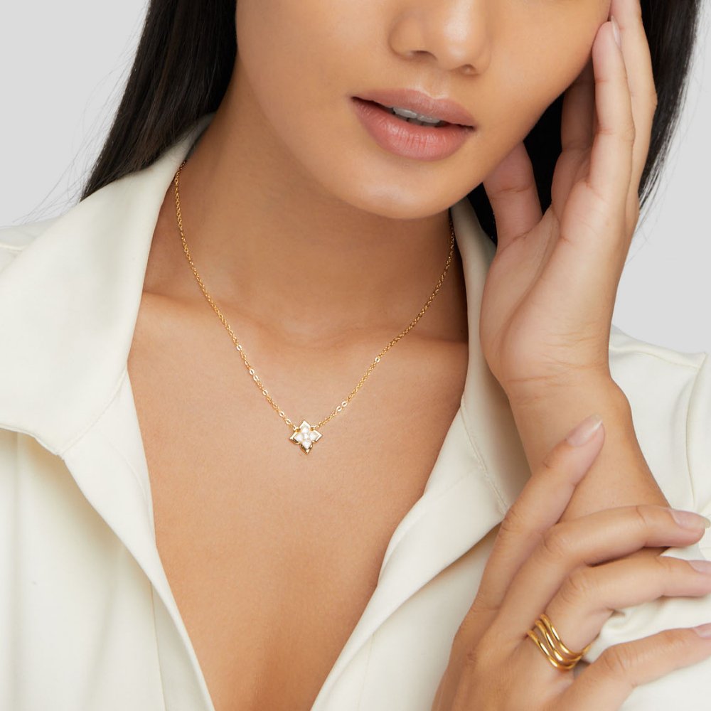 18K Dalia White Iris Clover Necklace – Elegant Floral Pendant Jewelry
