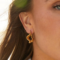 18K GEOMETRIC WAVE GOLD HOOP EARRINGS