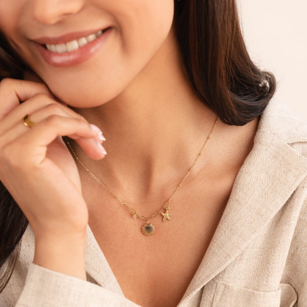 18K Gold Seashell & Starfish Pendant Necklace – Coastal Elegance